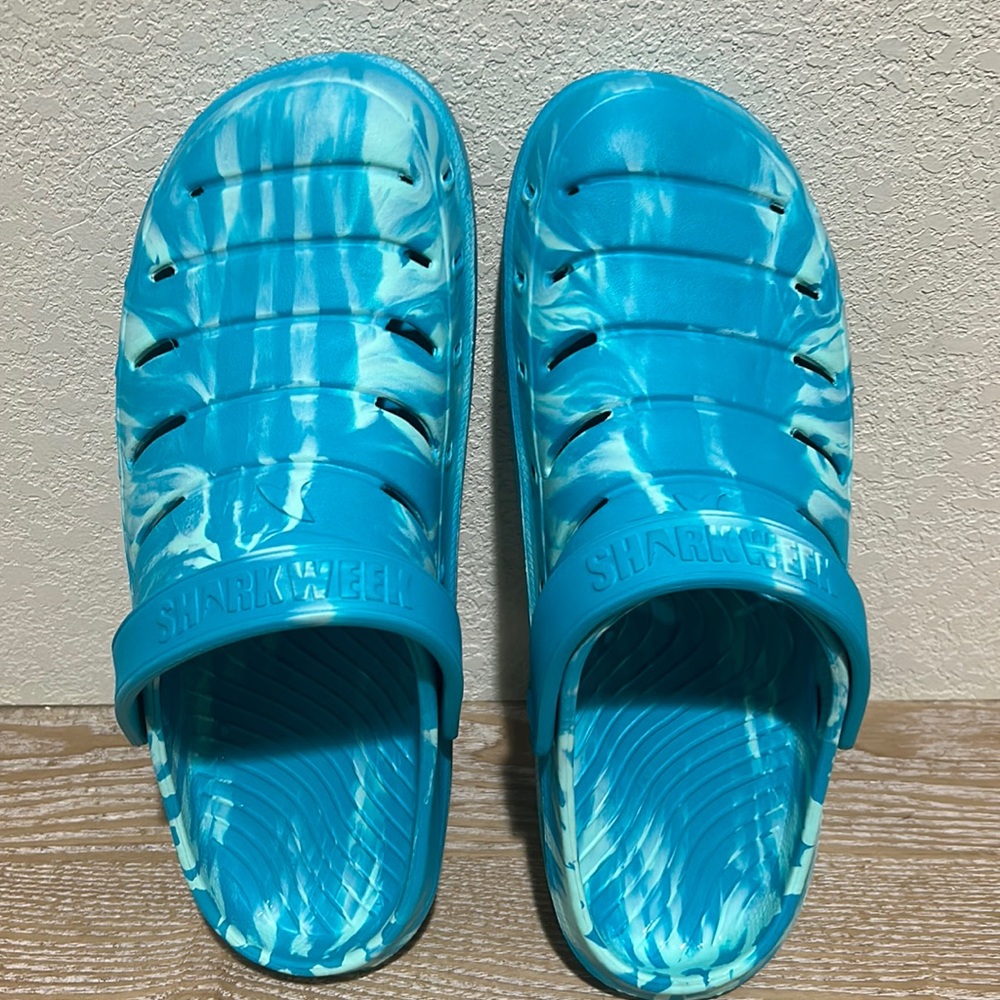 Rugged Shark Men’s Blue & White Swirl Comfort Waterproof Clog Footwear